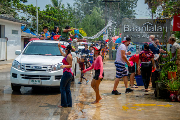 songkran wasserfest in thailand - thailand new years eve songkran buddhist new year stock-fotos und bilder