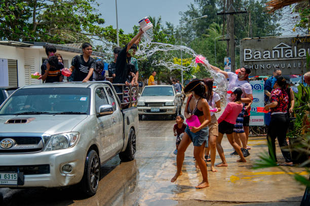 songkran wasserfest in thailand - thailand new years eve songkran buddhist new year stock-fotos und bilder