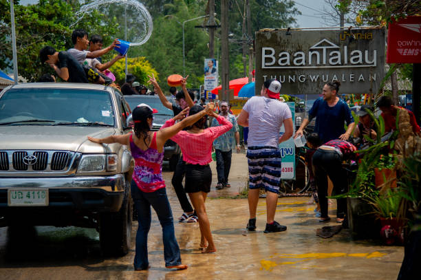 songkran wasserfest in thailand - thailand new years eve songkran buddhist new year stock-fotos und bilder