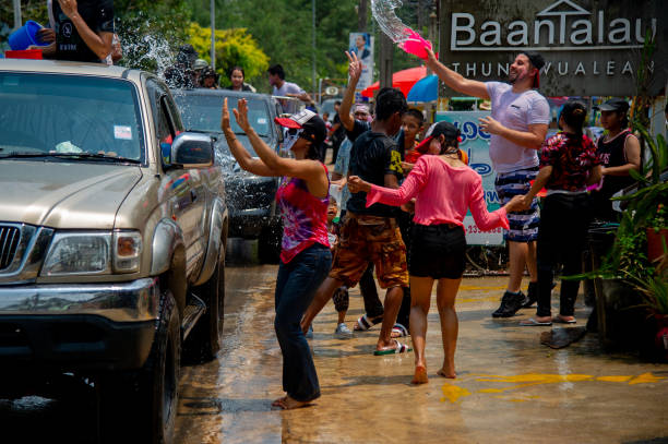 songkran wasserfest in thailand - thailand new years eve songkran buddhist new year stock-fotos und bilder