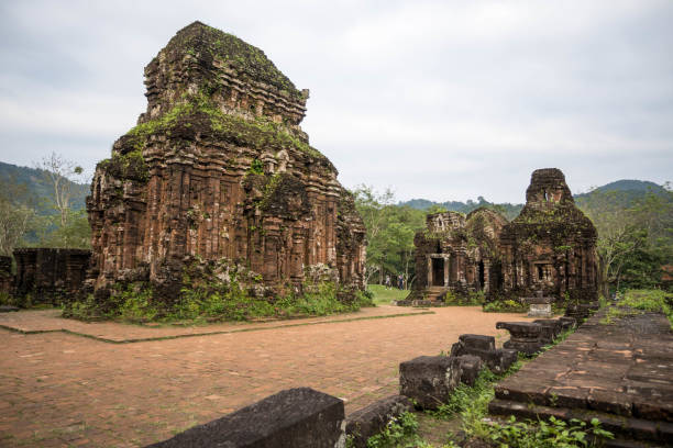 pozostałości hinduskich wież-świątyń w sanktuarium mojego syna w wietnamie - vietnam hoi an traditional culture travel zdjęcia i obrazy z banku zdjęć