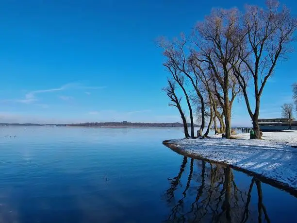 Wasserspiegelung am Chiemsee Nähe Felden