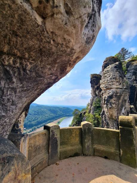 basteibrücke sächsische schweiz - basteifelsen fotografías e imágenes de stock