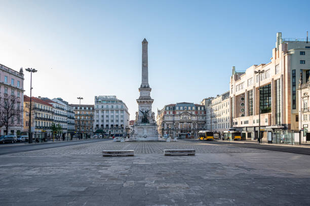 piazza restauradores a lisbona, portogallo - restaurazione foto e immagini stock