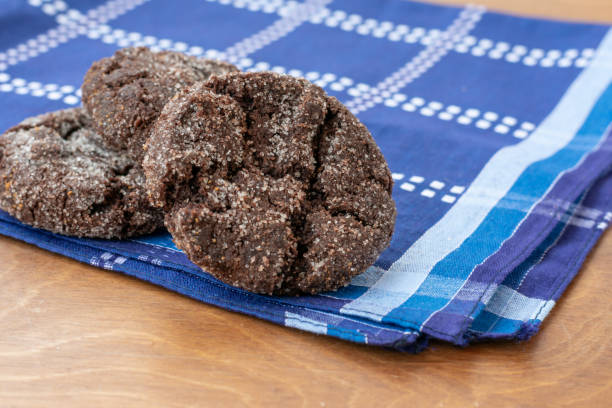 biscotti al cioccolato su tavolo di legno. - biscotti cookie morning temptation foto e immagini stock