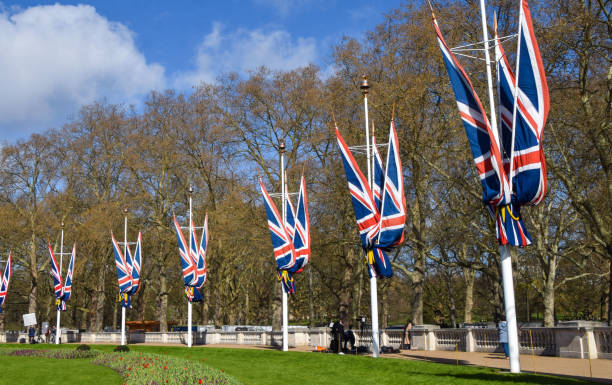 union jacks à l’extérieur de buckingham palace, londres, royaume-uni - whitehall street downing street city of westminster uk photos et images de collection