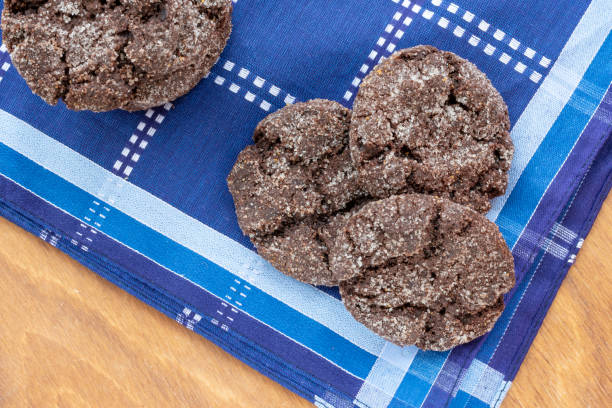 biscotti al cioccolato su tavolo di legno. - biscotti cookie morning temptation foto e immagini stock