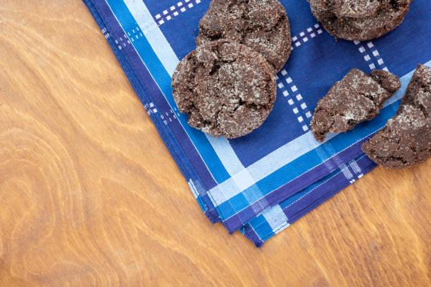 biscotti al cioccolato su tavolo di legno con spazio copia. - biscotti cookie morning temptation foto e immagini stock
