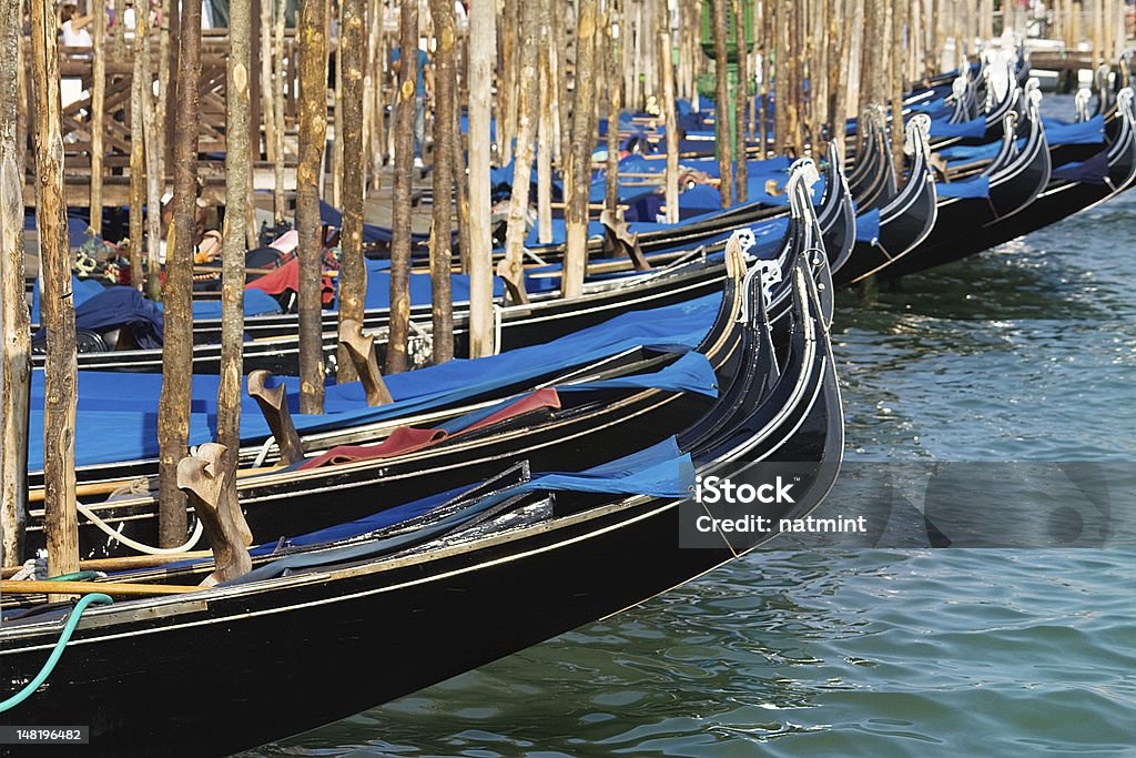 Venetian gondolami - Zbiór zdjęć royalty-free (Bez ludzi)