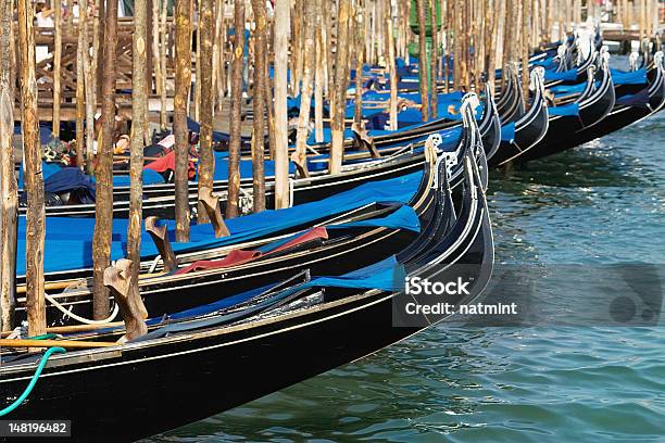Venetian Gondolami - zdjęcia stockowe i więcej obrazów Bez ludzi - Bez ludzi, Duża grupa obiektów, Dzień