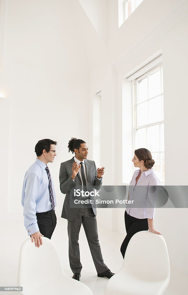 Pessoas de negócios, falando na área do lobby - Foto de stock de Negócios royalty-free