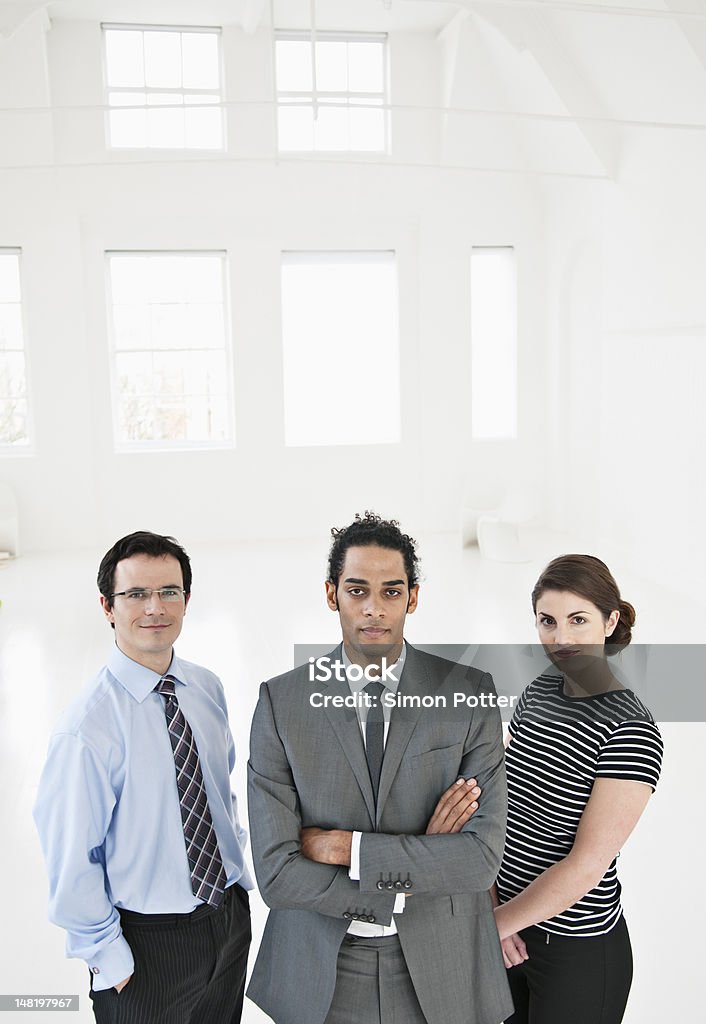 Las personas de negocios de pie en la oficina - Foto de stock de 25-29 años libre de derechos