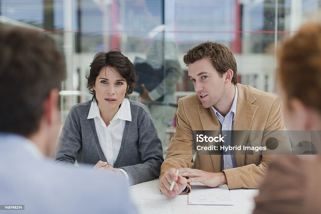 Pessoas de negócios, falando em reunião - Foto de stock de Confusão royalty-free
