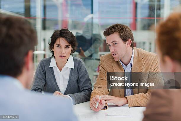 Foto de Pessoas De Negócios Falando Em Reunião e mais fotos de stock de Confusão - Confusão, Reunião de negócios, 25-30 Anos