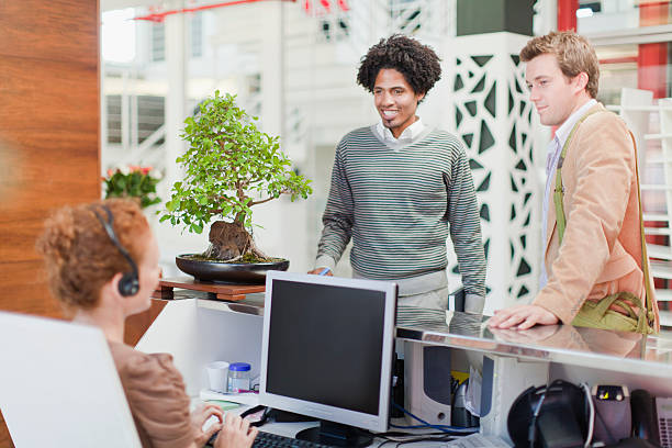 uomini d'affari a parlare in ufficio - women customer service representative service standing foto e immagini stock