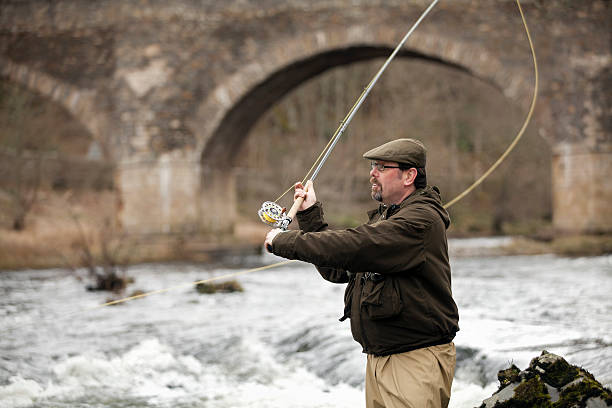 mann angeln nach lachsen im fluss - fly fishing fishing river fisherman stock-fotos und bilder