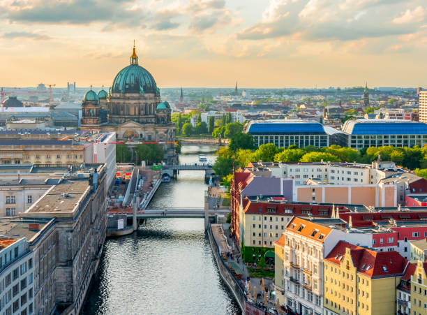 berliner dom auf museumsinsel und spree bei sonnenuntergang, deutschland - berlin stock-fotos und bilder