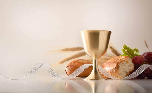 calice sul tavolo con pane e uva sullo sfondo - communion table foto e immagini stock