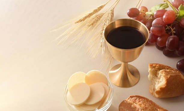calice di vino consacrato e ostie per l'eucaristia - communion table foto e immagini stock