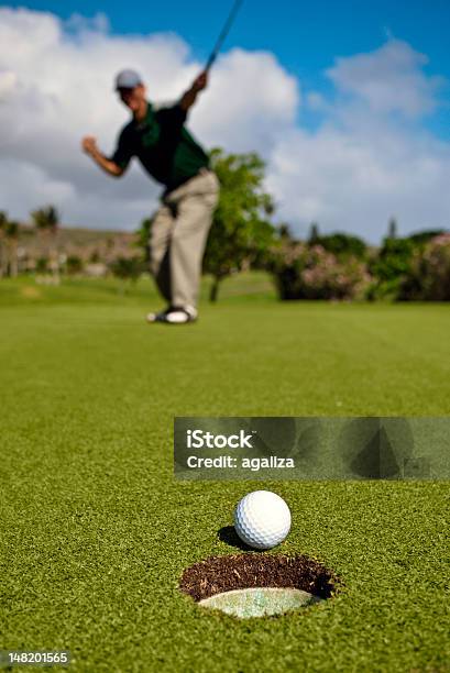 Golf Ball Enfoques Orificio Como Golfista Celebra En El Fondo Foto de stock y más banco de imágenes de Golf