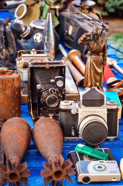 jeden z największych pchli targ w polsce. - ancient weapon audio zdjęcia i obrazy z banku zdjęć