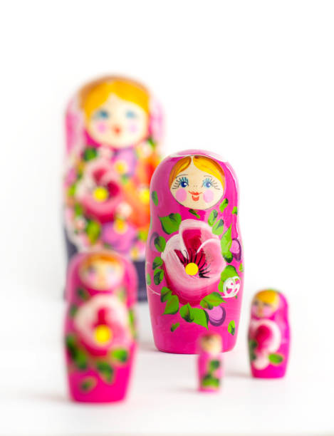 muñecas rusas matryoshka en diferentes tamaños. matryoshka tradicional en una fila. set de juguetes de madera sobre fondo blanco. - babushka russian nesting doll doll green fotografías e imágenes de stock