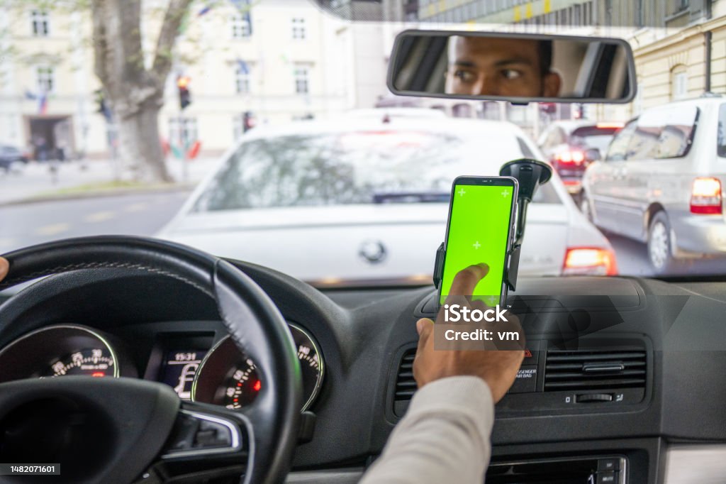 Inaczej Mijać Jakieś Miejsce Podczas Jazdy Samochodem Mężczyzna Korzystający Z Gps Na Smartfonie Podczas Jazdy Samochodem