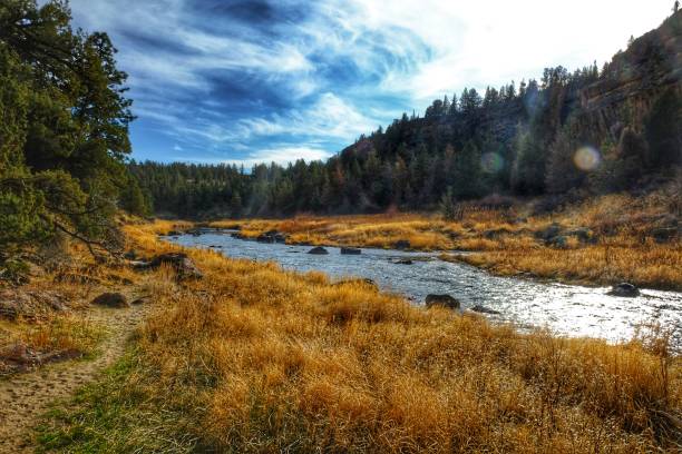 リバービュー、スミスロック州立公園、オレゴン州 - crooked river ストックフォトと画像