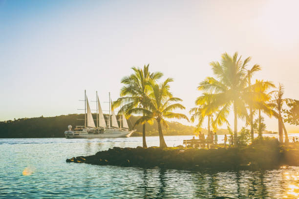 croisière de voyage de luxe naviguant en polynésie française tahiti bora bora île coucher de soleil paysage. lune de miel célèbre destination îles tropicales idylliques - passenger ship flash photos et images de collection