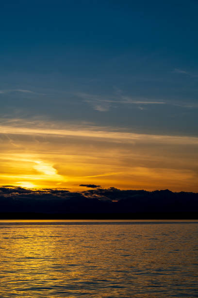 puget sound waterfront sunset - water tranquil scene puget sound cloudscape imagens e fotografias de stock