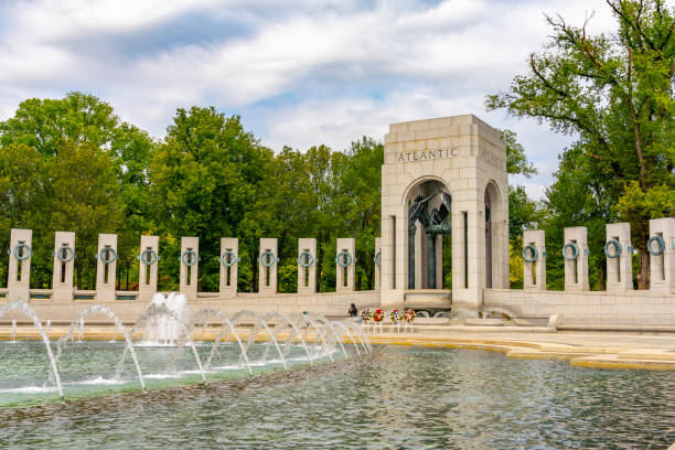 le mémorial de la seconde guerre mondiale est un mémorial d’importance nationale dédié aux américains qui ont servi dans les forces armées pendant la seconde guerre mondiale, washington d. c. - washington dc world war ii memorial armed forces photos et images de collection