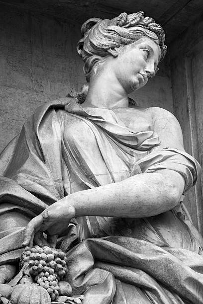 estatua de una mujer con uvas en fontana de trevi - statue women sculpture italian culture fotografías e imágenes de stock