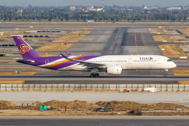 samolot airbus a350-900 linii thai airways na lotnisku bangkok-suvarnabhumi w tajlandii - thai airways zdjęcia i obrazy z banku zdjęć