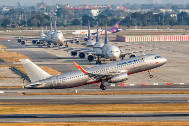 самолет airbus a320 авиакомпании pacific airlines в аэропорту бангкока суварнабхуми в таиланде - 13283 стоковые фото и изображения