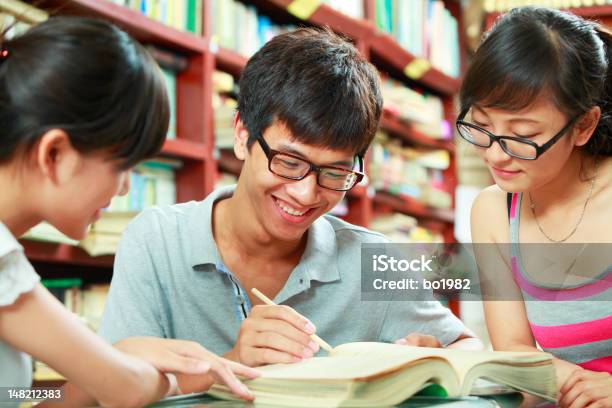 Três College Alunos Estudo Na Biblioteca - Fotografias de stock e mais imagens de 18-19 Anos - 18-19 Anos, Adolescente, Aluno da Escola Secundária