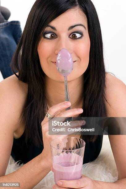 Goofball Cross Eyed Donna Giocare Con Il Cibo Allo Yogurt - Fotografie stock e altre immagini di Adulto