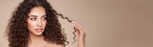 hermosa mujer sonriente con rizos afro - frizzy human hair women curly hair fotografías e imágenes de stock