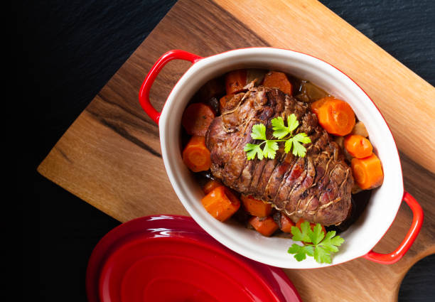 concepto de comida casera orgánico olla de ternera asado estofado sobre fondo negro con espacio de copia - pot roast fotografías e imágenes de stock