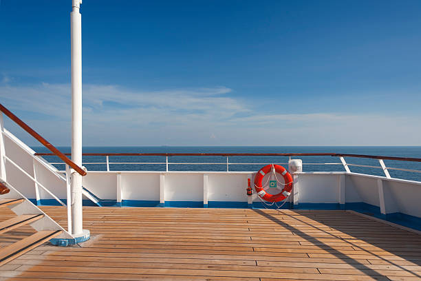 quai en bois, bouées et ciel bleu - cruise ship photos et images de collection
