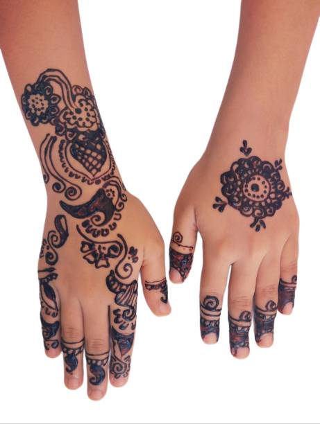 henna mehndi henna tattoo mehindi design tattoos schablonen drucke auf einem mädchen weibliche hände hochzeit und eid anlass veranstaltung volle rückhand indisch stilvolle braut mehendi mode make-up schönheit druck muster foto - wedding indian culture pakistan henna tattoo stock-fotos und bilder