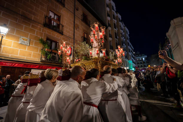 prozessionen der karwoche in spanien, auch bekannt als semana santa. das einwöchige religiöse fest umfasst paraden und zeremonien mit traditioneller spanischer kleidung, religiösen paradewagen und großen menschenmengen. - penitente people stock-fotos und bilder