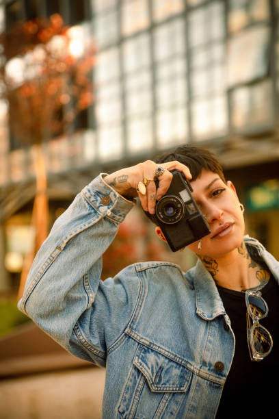 donna con la pellicola analogica della macchina fotografica - fotocamera compatta foto e immagini stock