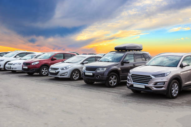 cars for sale stock lot row. - auto fotos stockfoto's en -beelden