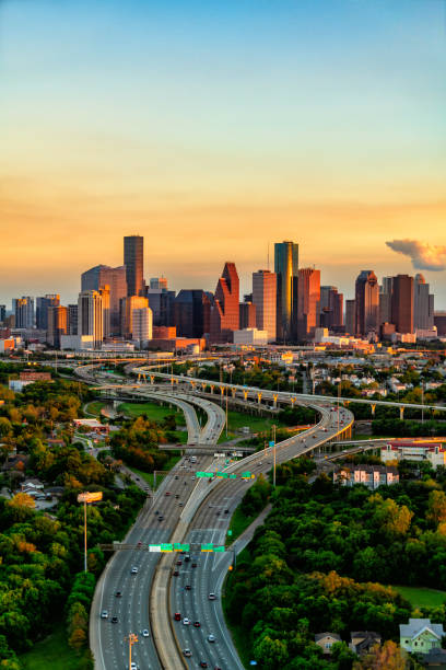 centro de houston al atardecer - houston texas skyline texas office building fotografías e imágenes de stock