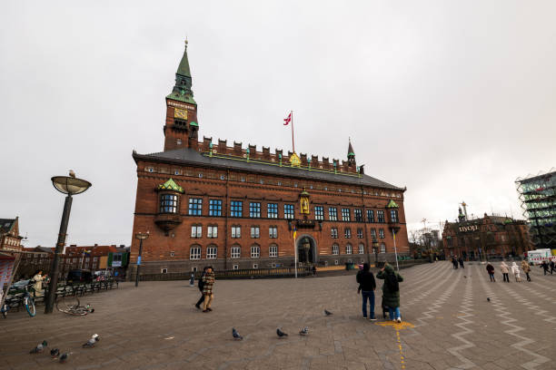 копенгагенская ратуша в rådhuspladsen в пасмурный день - copenhagen town hall стоковые фото и изображения