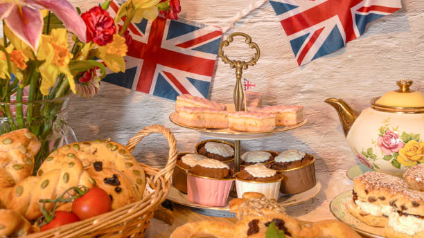 festa de rua de celebração da coroação festa de chá vintage com pão da coroa - british flag bunting flag english culture - fotografias e filmes do acervo