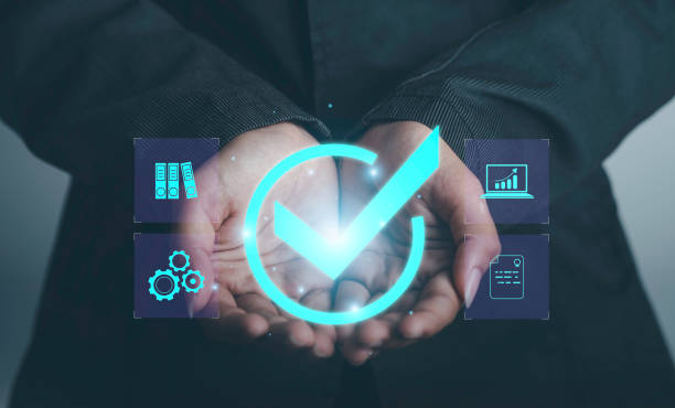 Quality assurance control certification standard with Quality management concept. Businessman hold check mark service guarantee excellence QC and improvement standardisation for business success. estándar de certificación de control de garantía de calidad con concepto de gestión de calidad. el servicio de marca de verificación de hombre de negocios garantiza la excelencia en el control de calidad y la estandarización de la mejora para el éx