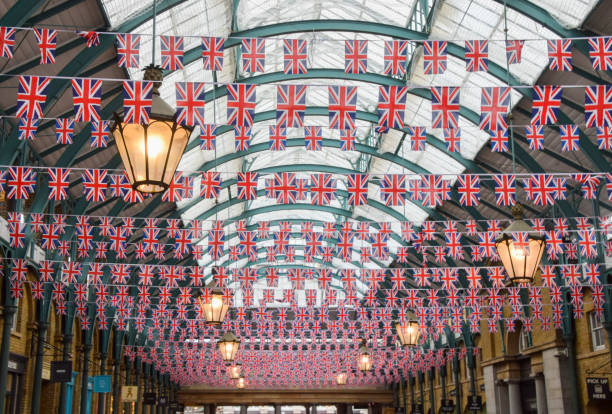 union jacks auf dem covent garden market, london, vereinigtes königreich - prince of wales stock-fotos und bilder