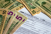 irs-formular-1040-und-dollar-stillleben-hintergrund.jpg?b=1&s=170x170&k=20&c=TByV99QEzjdb1k8bLHBSiOlONr7Ps8ThAc9QOxEQJOU=