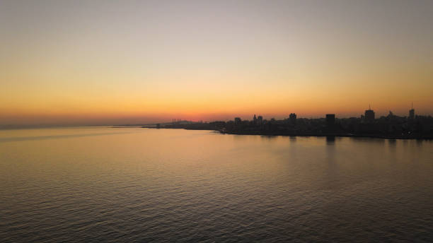 Atardecer en el horizonte de la ciudad de Montevideo. - foto de stock